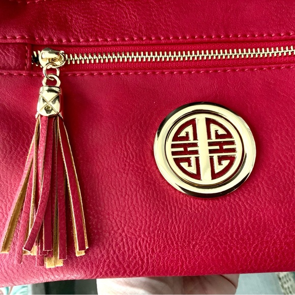 RED CROSSBODY w/MEDALLION / MESSENGER BAG⭐️ LIGHT WEIGHT- NEW CONDITION W/TAGS - Picture 3 of 14